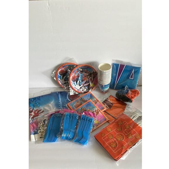 Space Jam Lebron James/Looney Tunes Party Pack New in Packages - Picture 1 of 1